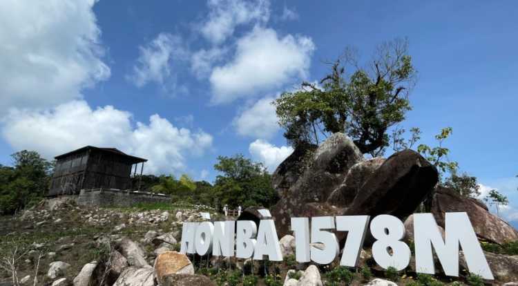Tour khám phá đỉnh Hòn Bà Nha Trang 1 ngày